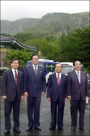 지난 2000년 9월 12일 제주를 방문한 김용순 노동당비서와 림동옥 당 부부장이 한라산 '오백나한'을 배경으로 기념촬영을 하고  있다. 왼쪽부터 김보현, 김용순, 임동원, 림동옥. 